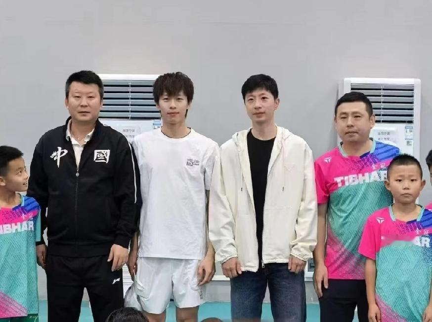 帅炸！马龙林高远空降广州球馆，白衣少年同框太养眼马龙、林高远现身广州番禺金冠