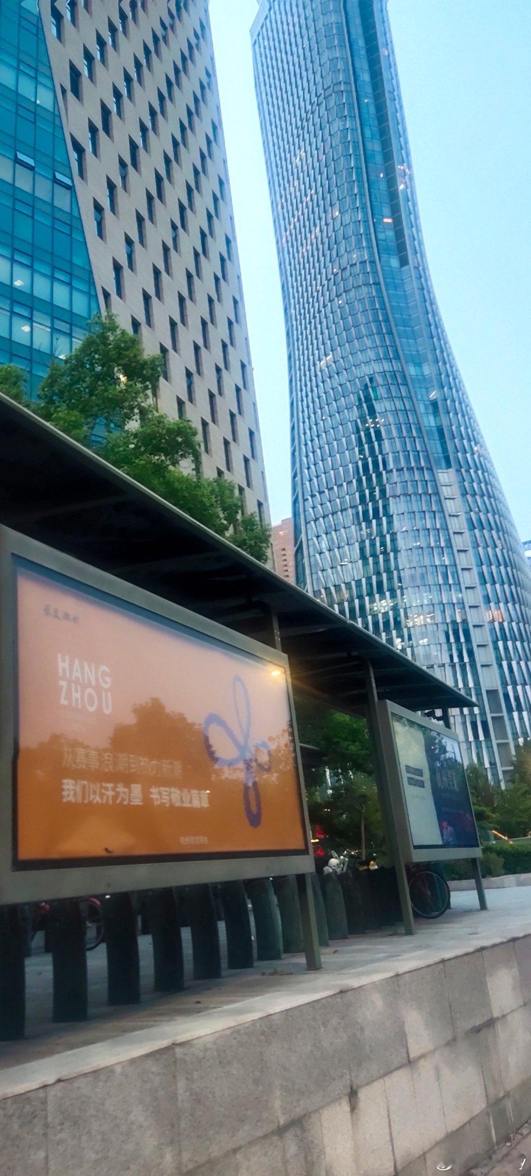 昨天，在杭州路过劳斯莱斯旗舰店看车，想起南京的父母住在老小区，而小区停满了各种汽车品牌，甚至有劳斯莱