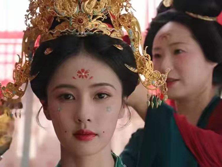 《莫离》封神细节藏着古代女子羞于启齿的事电视剧《莫离》中常见女人脸上画花，叶璃拜
