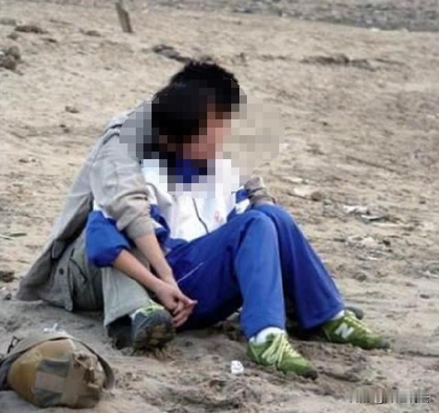 福建，12岁的女生跟同学早恋，俩人秘密交往被老师发现，老师及时告知其父母。谁知道