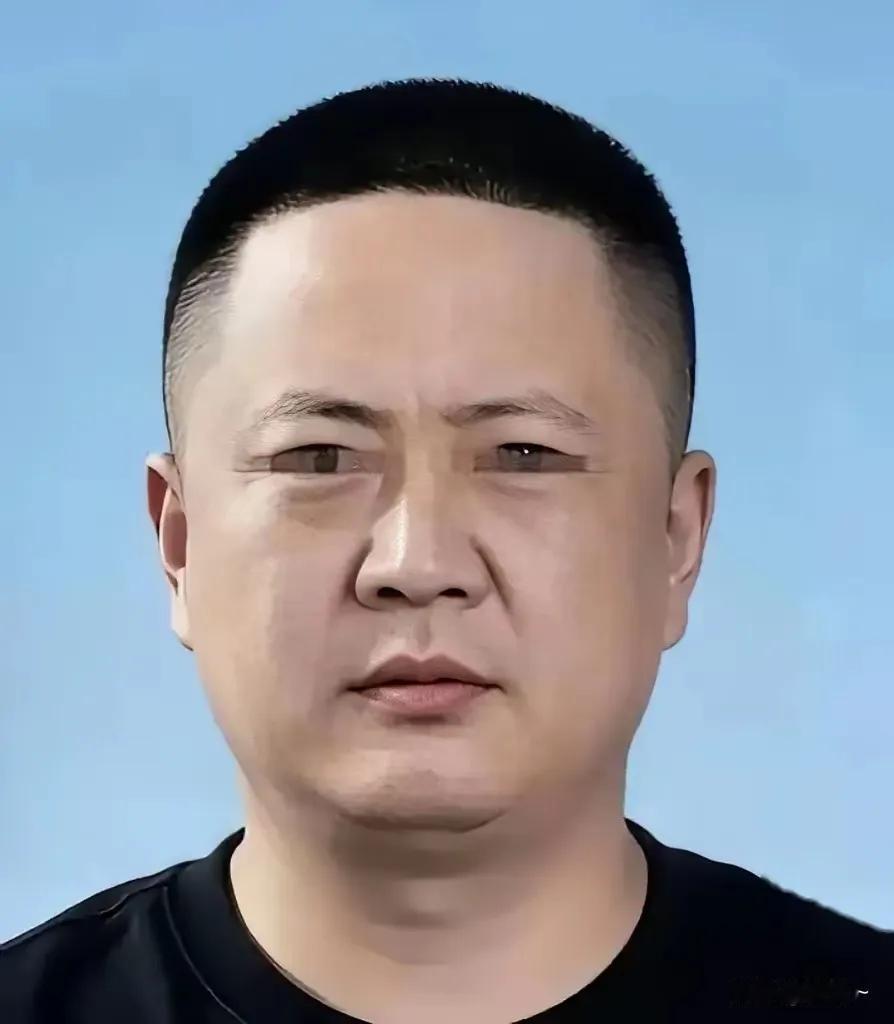 看完欧皓辰的照片，我好像明白了。他之所以在飞机上咄咄逼人，不是长得凶，而是心里积