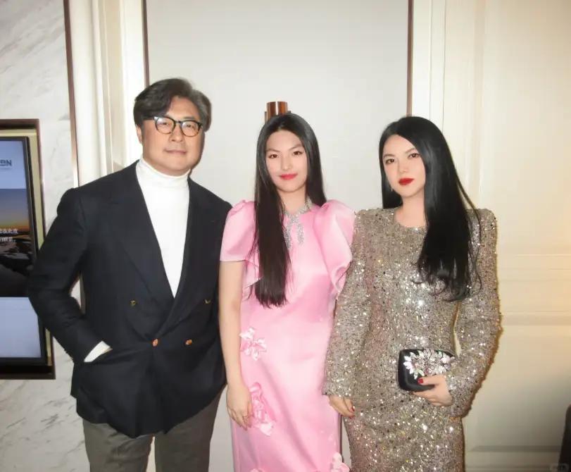 李湘带王诗龄出席活动，明显可以看出她们娘俩都瘦了。