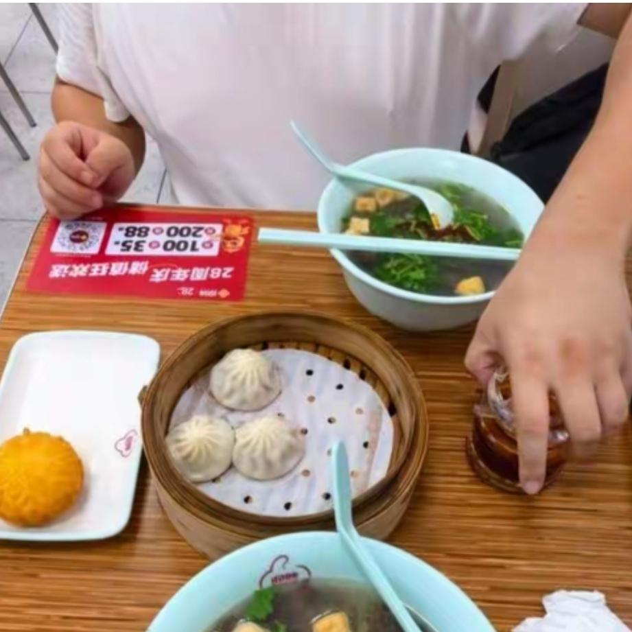 南京一女子吃鸭血粉丝汤付180元，店主追出退钱，女子指着门口一块褪色的木牌，店主