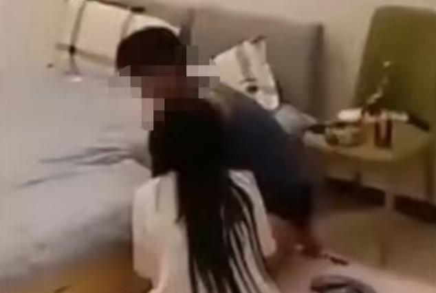 山东临沂一已婚女子与比自己小10多岁的男子发生婚外情。女子丈夫常外出务工，该男子