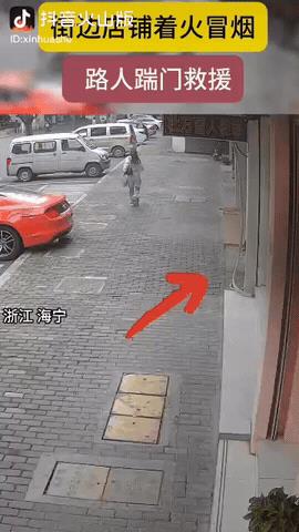 这家店得重重感谢这四个人，不然他的店就被烧光了。当时街上没什么人。估计是早上，