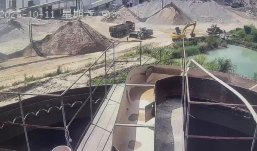 从惠州到深圳，一个人就这么躺在沙车里，走完了最后几十公里。铲车司机不知道，装车