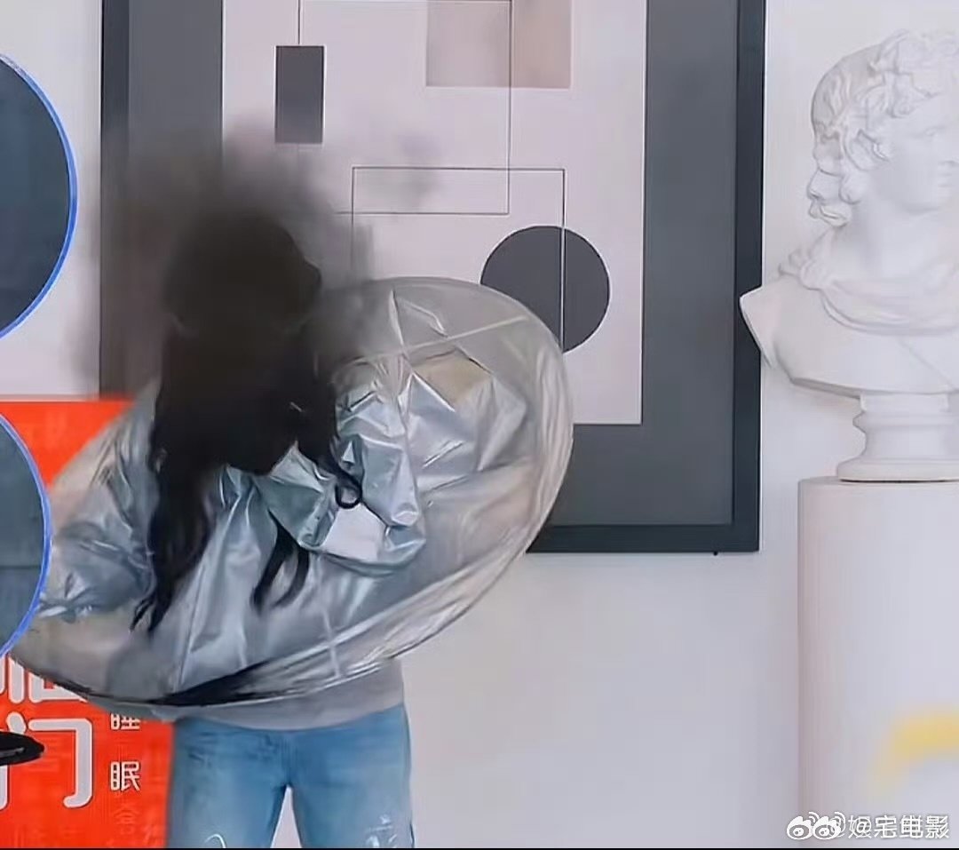 白鹿麻麻我鬼混回来了白鹿跑男新皮肤“黑煤球小花”已解锁！别人玩游戏是拼实力，