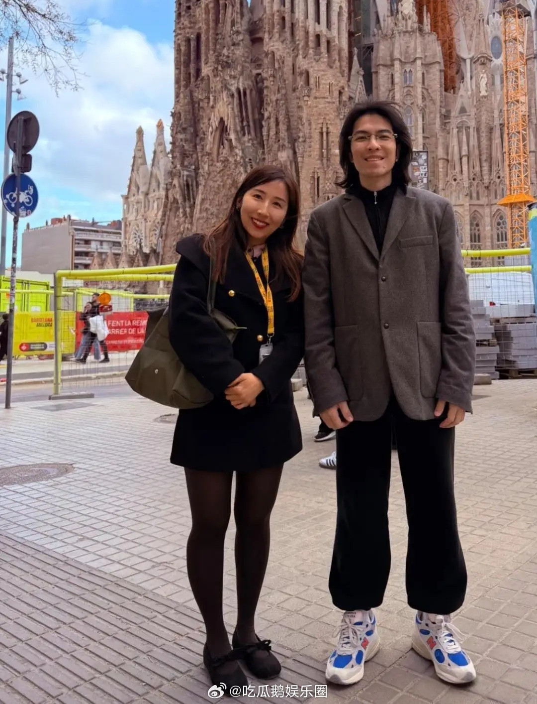 萧敬腾和老婆林有慧在西班牙旅游被偶遇，他留着一头长发，脸部素颜，打扮有点一言难尽