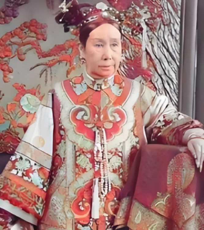 1900年，慈禧狼狈西逃住进山西首富家。临行时，慈禧让乔家借她10万两，乔致庸扑