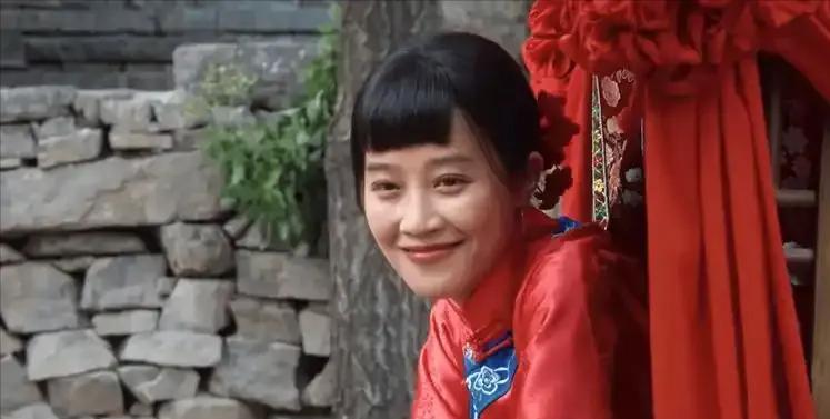 她被贫雇农用棍子活活捅死。《生万物》原著里银子死的最惨。看到这个标题，可能很多