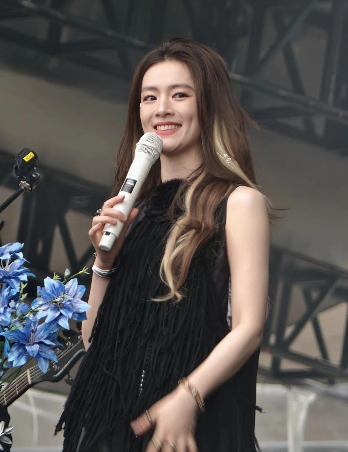 镜头定格下笑着的陈昊宇，是这个音乐节最亮眼的光[比心]谁能拒绝舞台上又甜又飒的陈