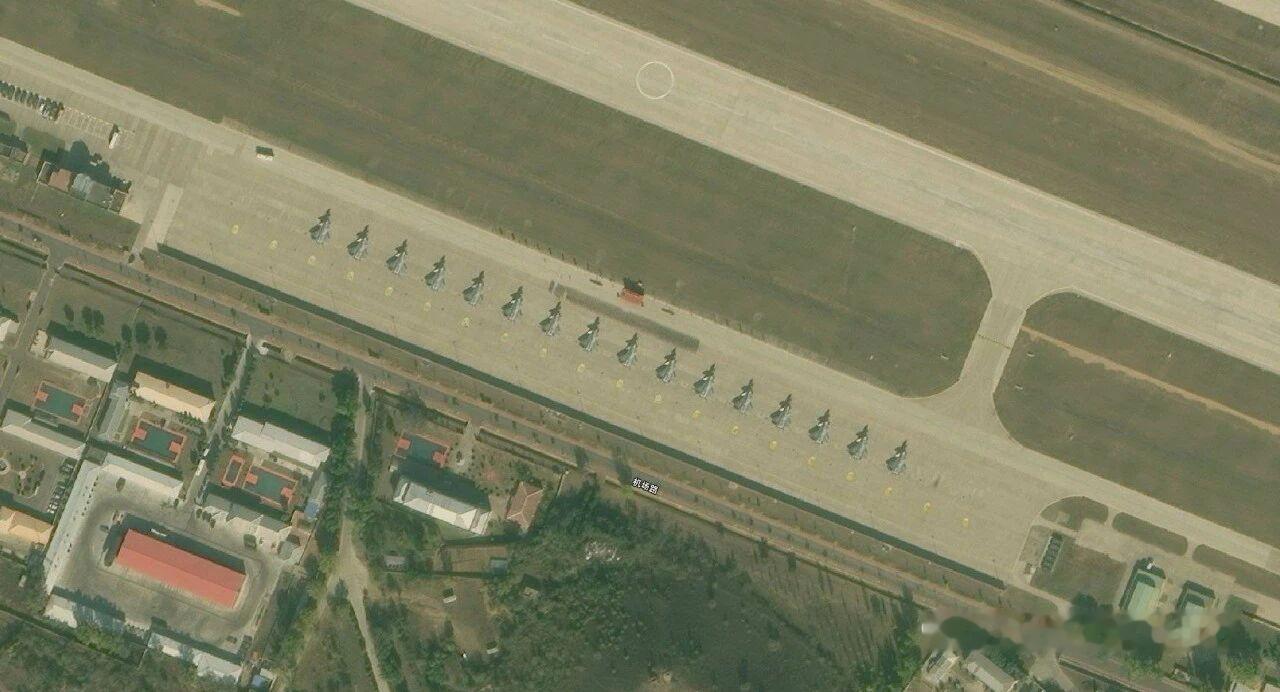 歼-20爆兵，竟然16架同框，机库要跟上