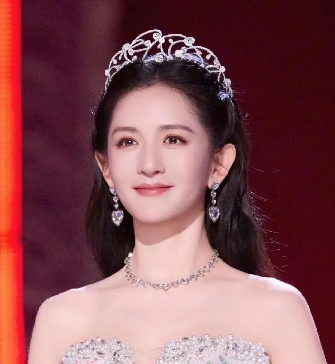 谢娜，太骄傲了！4月6日晚上，谢娜再也抑制不住内心的激动，突然高调发文，字里