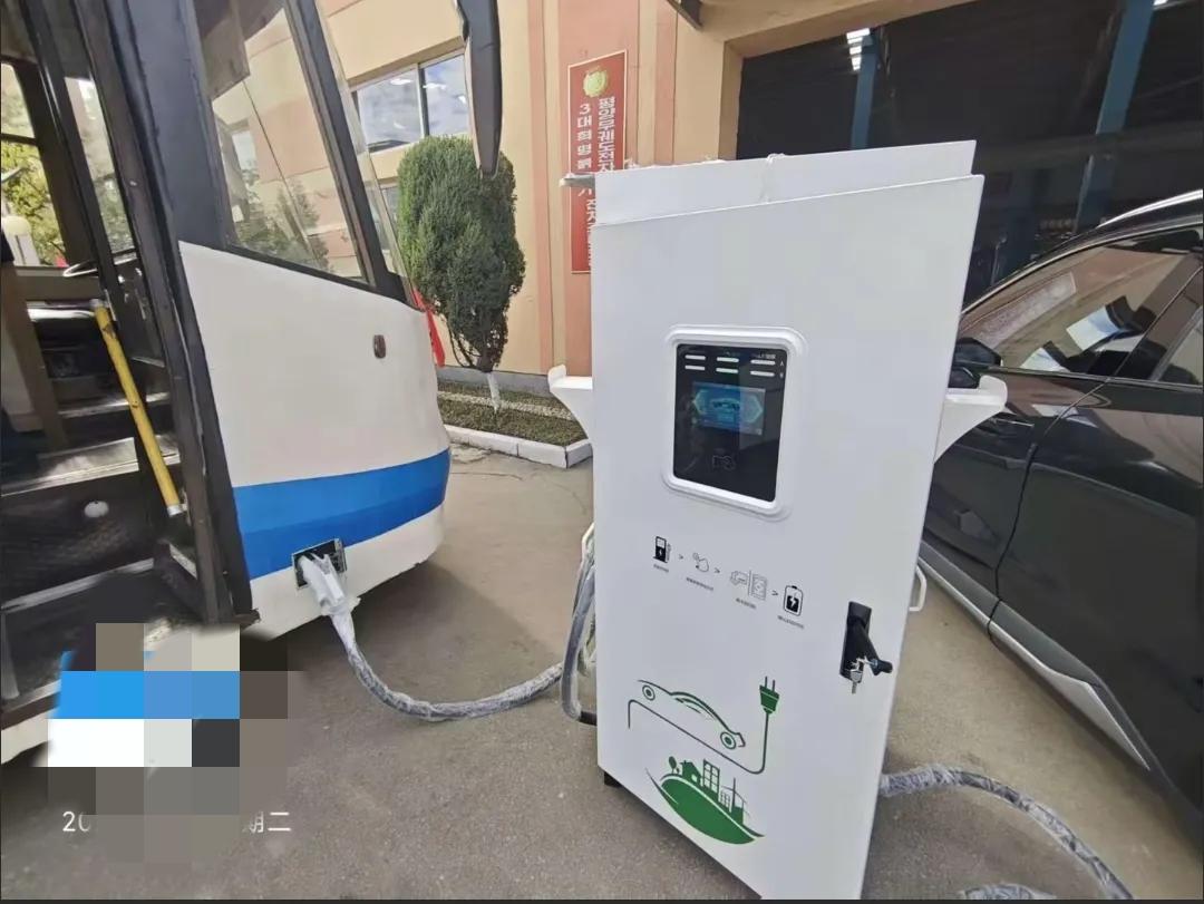 朝鲜应该为有这么一个强大的邻国应该感到开心。这朝鲜也是紧跟脚步，这些年也是从中