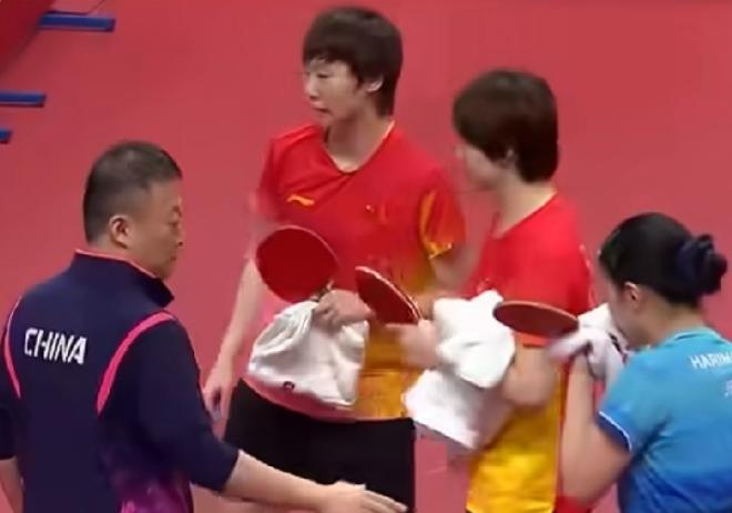 张本美和，这也太不体面了吧！原来台媒捕捉到亚运会女双赛后镜头，在离场时，马琳
