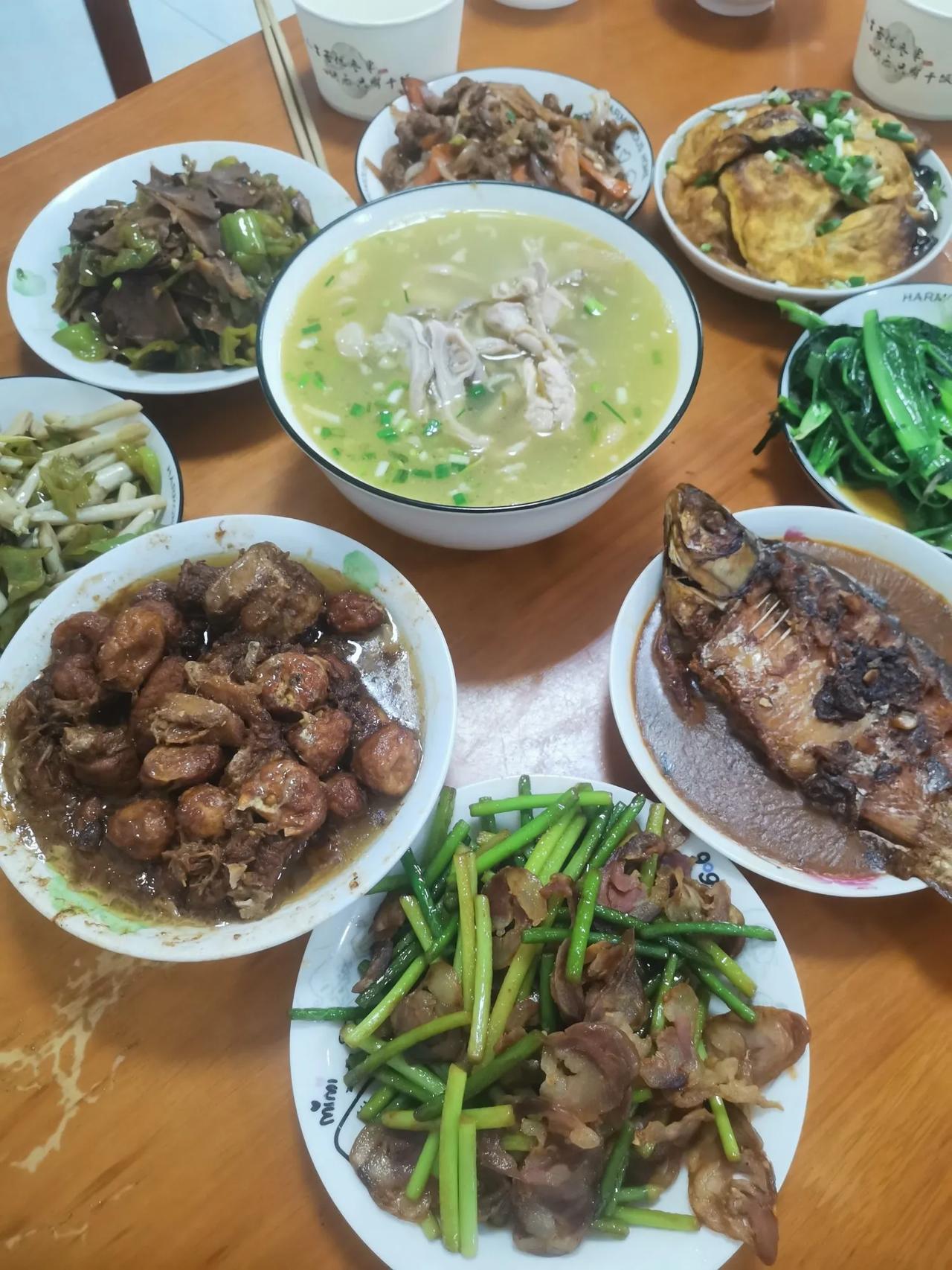 来看一下湖北的家庭聚餐都有什么菜。汤是主角，一般是必有的。这是一碗猪肚鸡汤。鱼