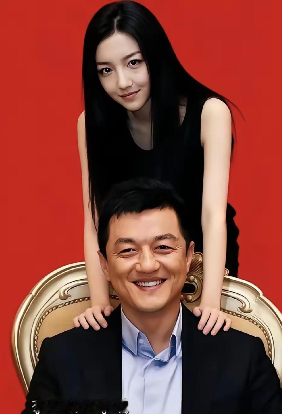 19岁李嫣一张街拍炸上热搜！黑背心+及腰长发，174cm气场两米八，谁还记得她