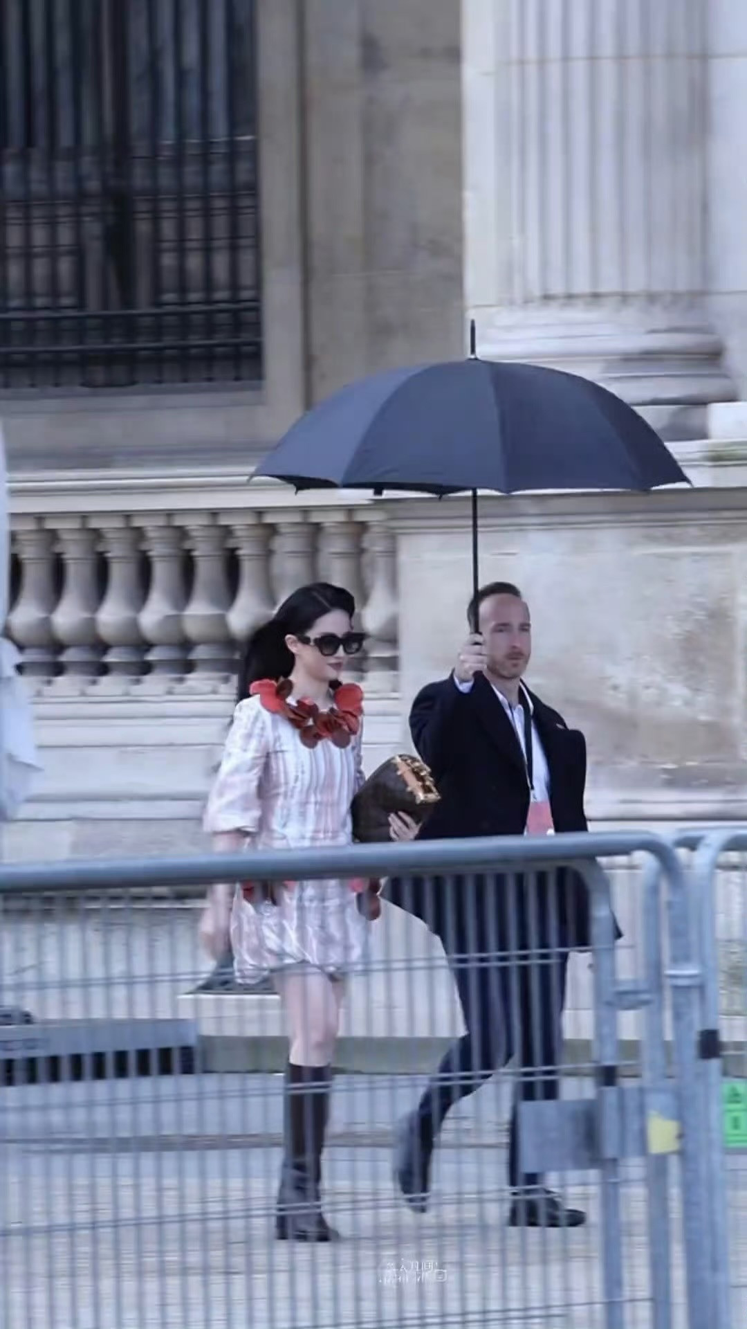 刘亦菲｜巴黎时装周LV大秀神图更新，巨星随便一拍就是电影大片，每一帧都值得反复品