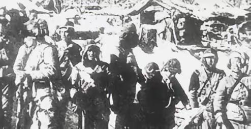 1942年，13名抗联战士被押赴刑场，鬼子举枪前，一名战士扑通跪下：“太君！我投