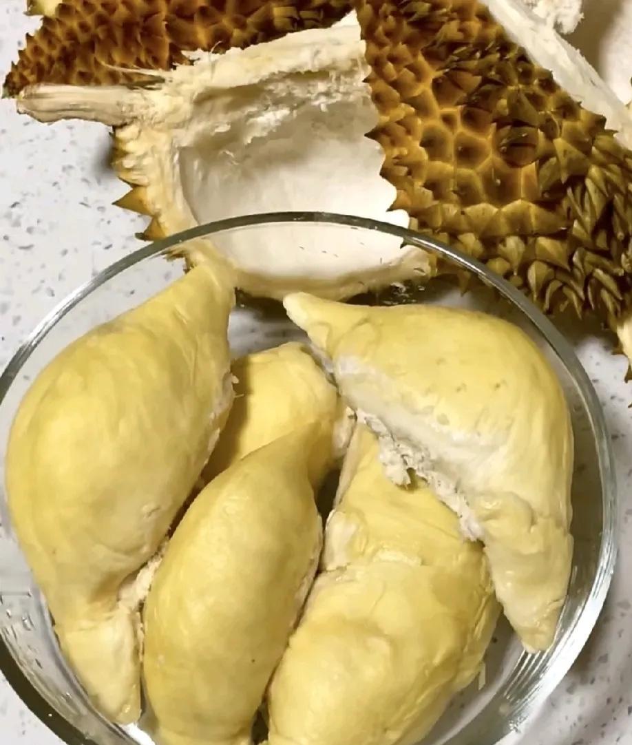 以后对自己好点吧，昨天下午儿媳妇休假，回来时买个大榴莲，我在客厅里和小孙子玩，儿