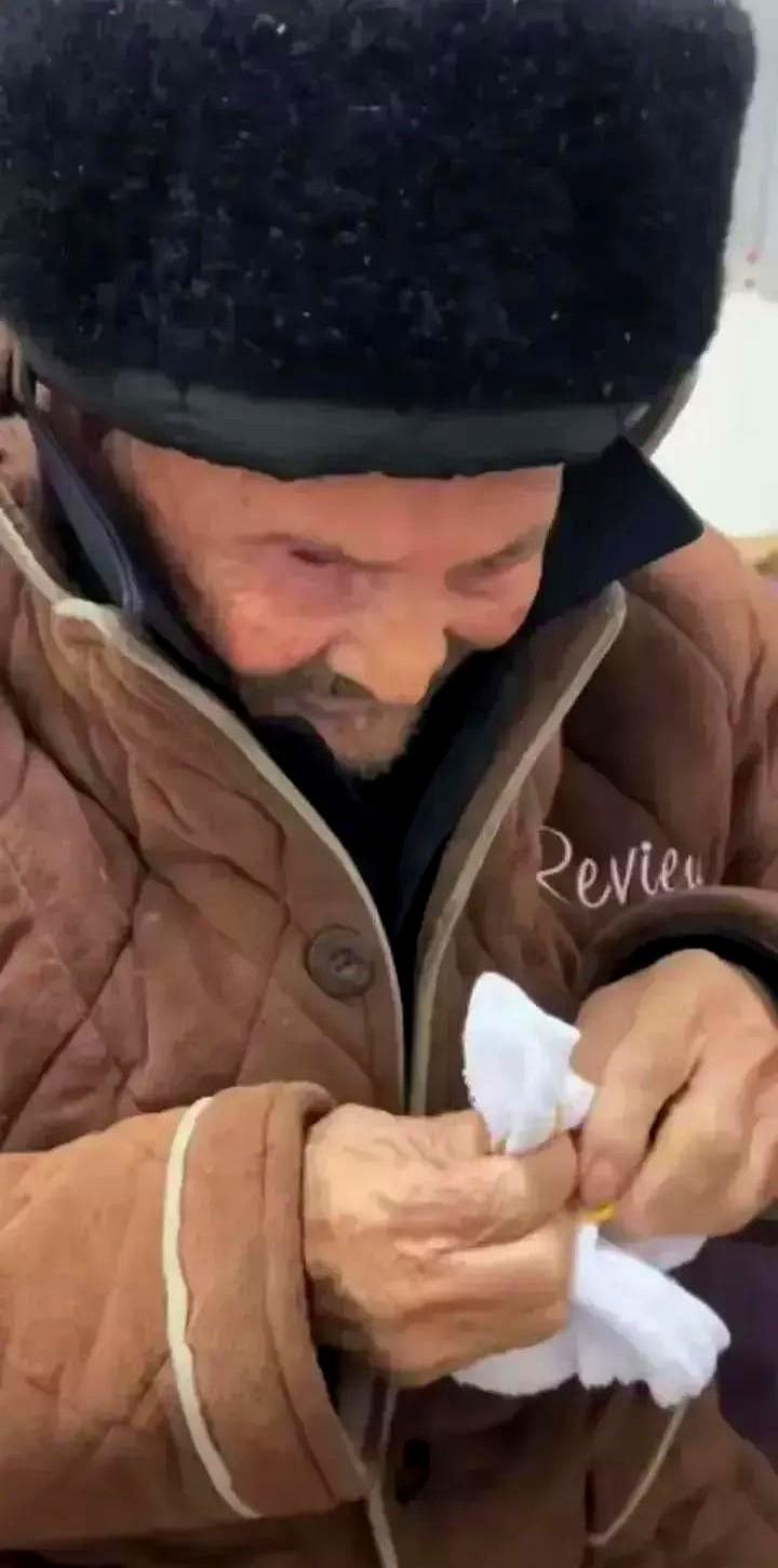 泪奔，96岁的妹妹去看98岁的哥哥，哥哥拉住妹妹的手说：“走，回屋哥给你说点事。