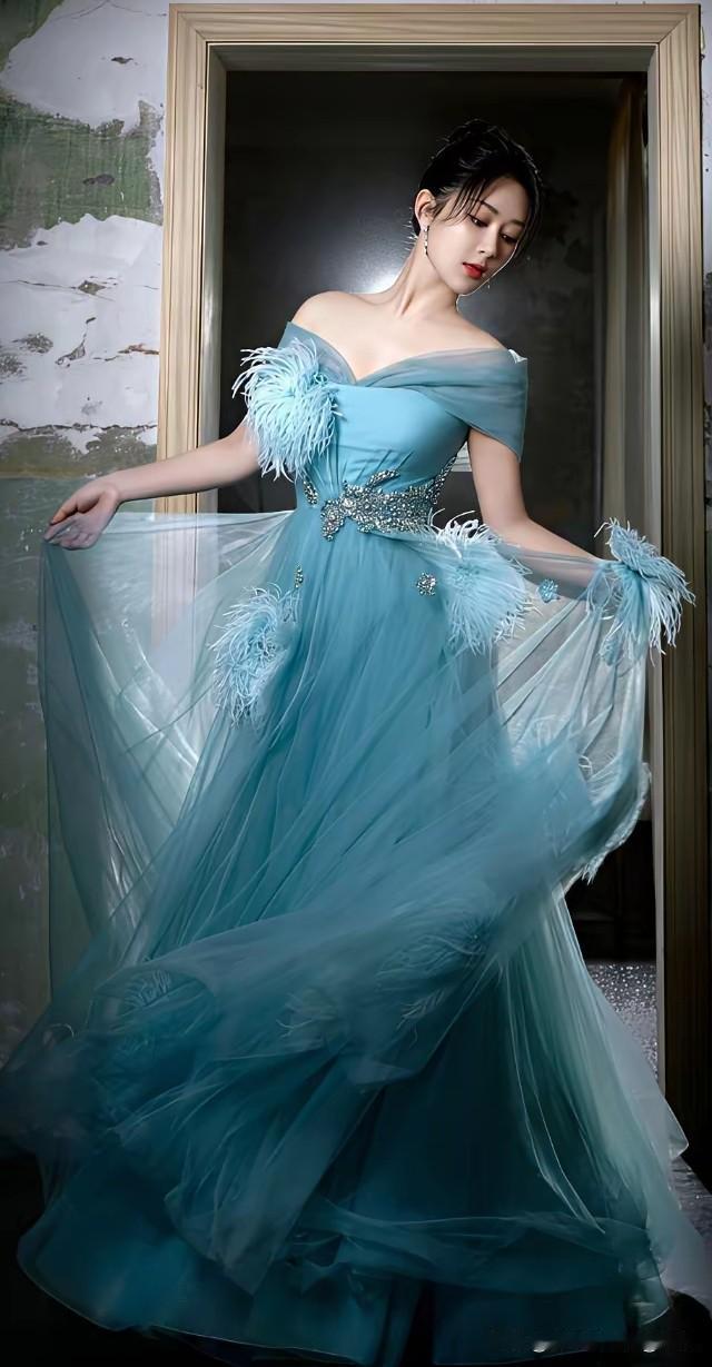 杨紫穿现代装好看,还是古装好看?全民女神杨紫穿着蓝色礼服，好惊艳！正面照，