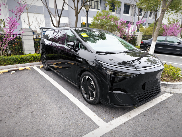 使用小鹏X9有感~换X9是很偶然的，原先家里的那台电车是特斯拉YP,无奈家里人