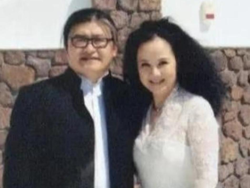 1987年，刘欢对主持人卢璐一见钟情，认识9天便决定结婚。岂料去登记时，工作人员