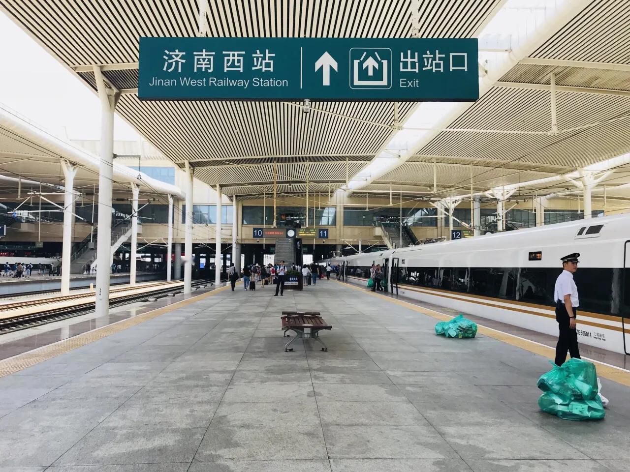 济南西站真的建小了，导致很多车组没法停靠，干脆甩站不在济南停。建小了就建小