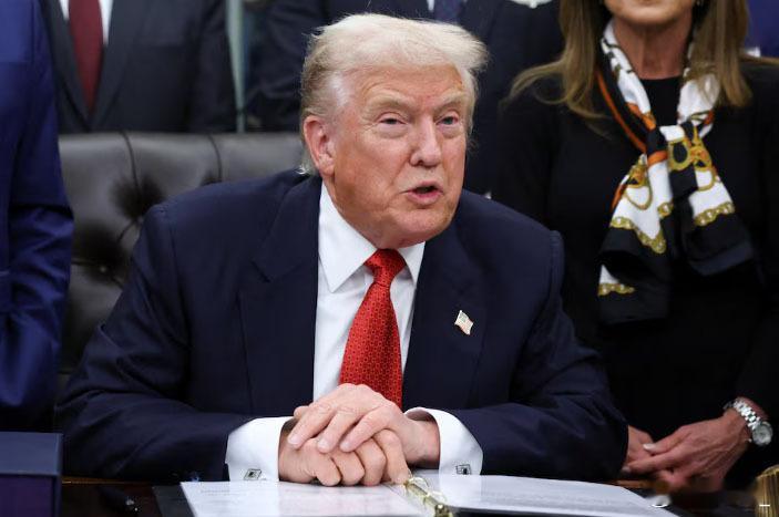 路透称特朗普周五在一份全面战略文件中表示，美国将重新确立其在西半球的主导地位，增