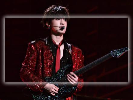 张泽禹用19年时光为自己正名，新生代独获Prada时装头排。