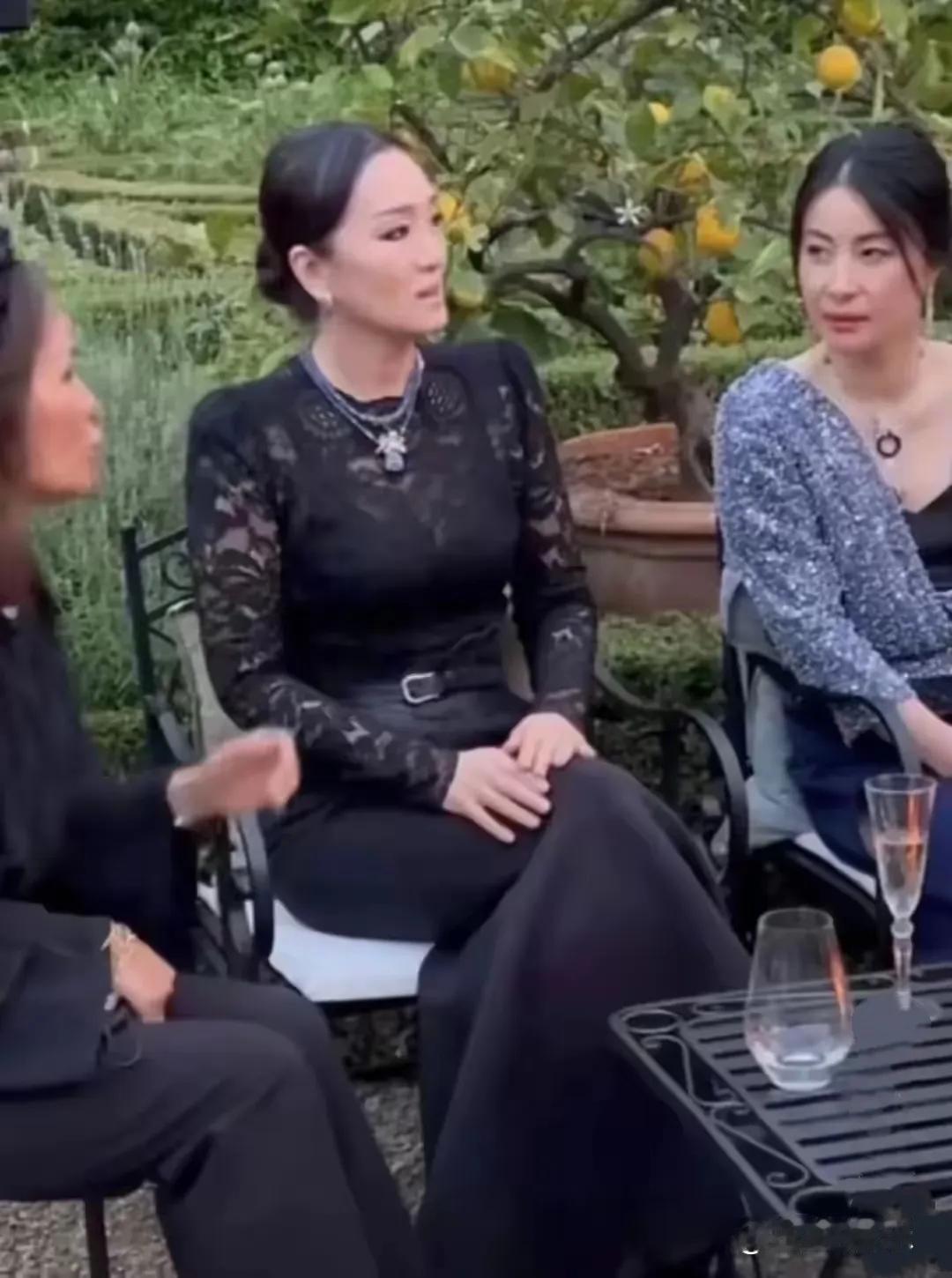 近日，郭晶晶与巩俐同场亮相意大利某时尚活动，一袭鎏金镶钻深蓝长裙成为全场焦点。裙