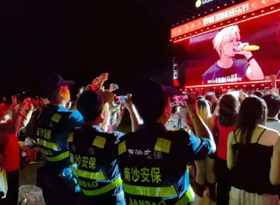 哈哈哈哈哈哈这画面～[捂脸哭]连安保大哥也抵挡不住任嘉伦的诱惑了还指