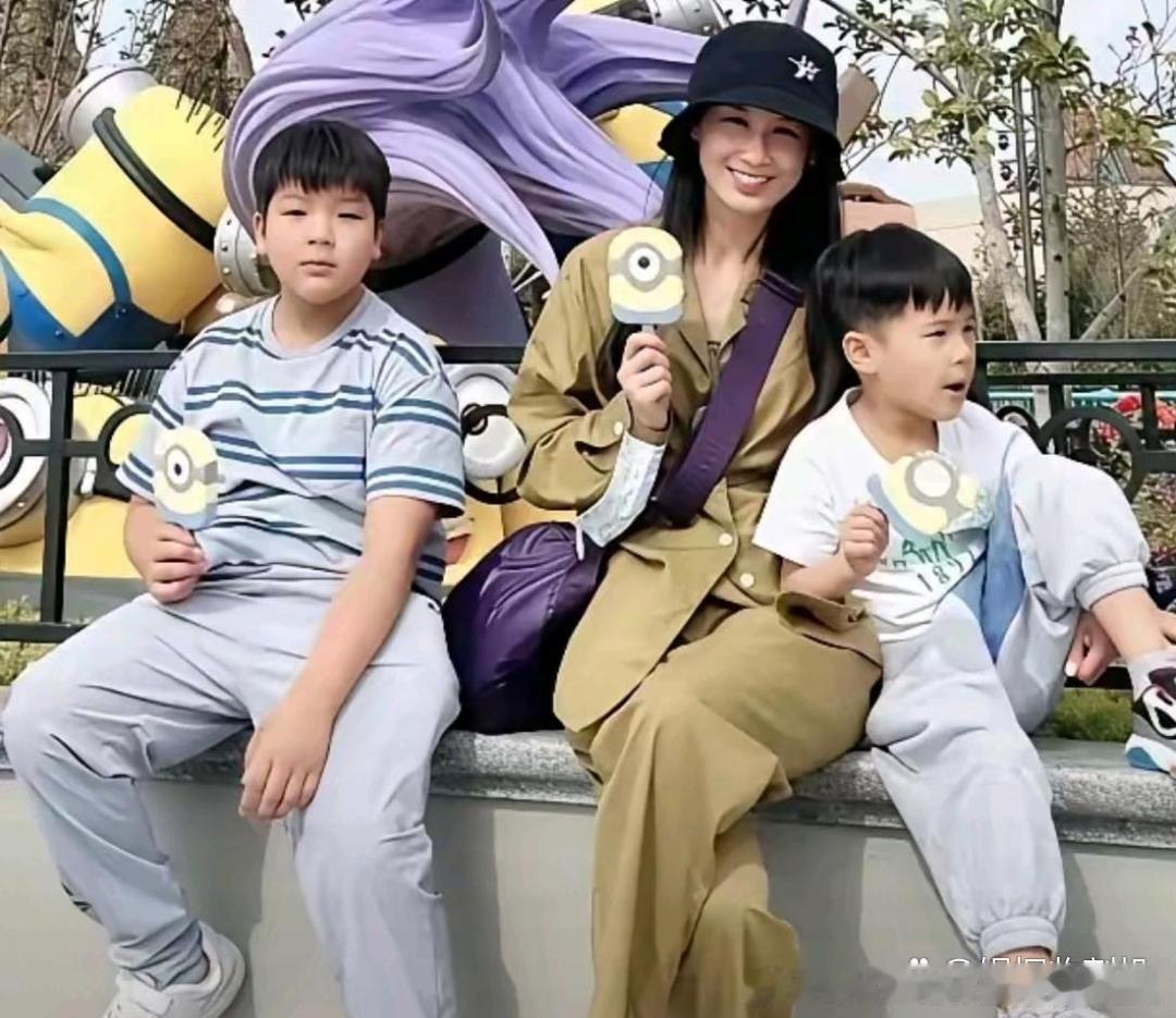 黄圣依的两个儿子都好帅呀。大儿子长得真像杨子。
