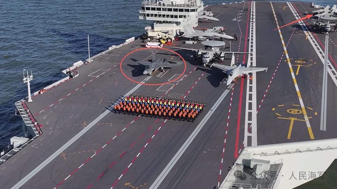 2月17日，据央视军事网站报道，近日，人民海军发布一组拜年照，其中福建舰甲板上2