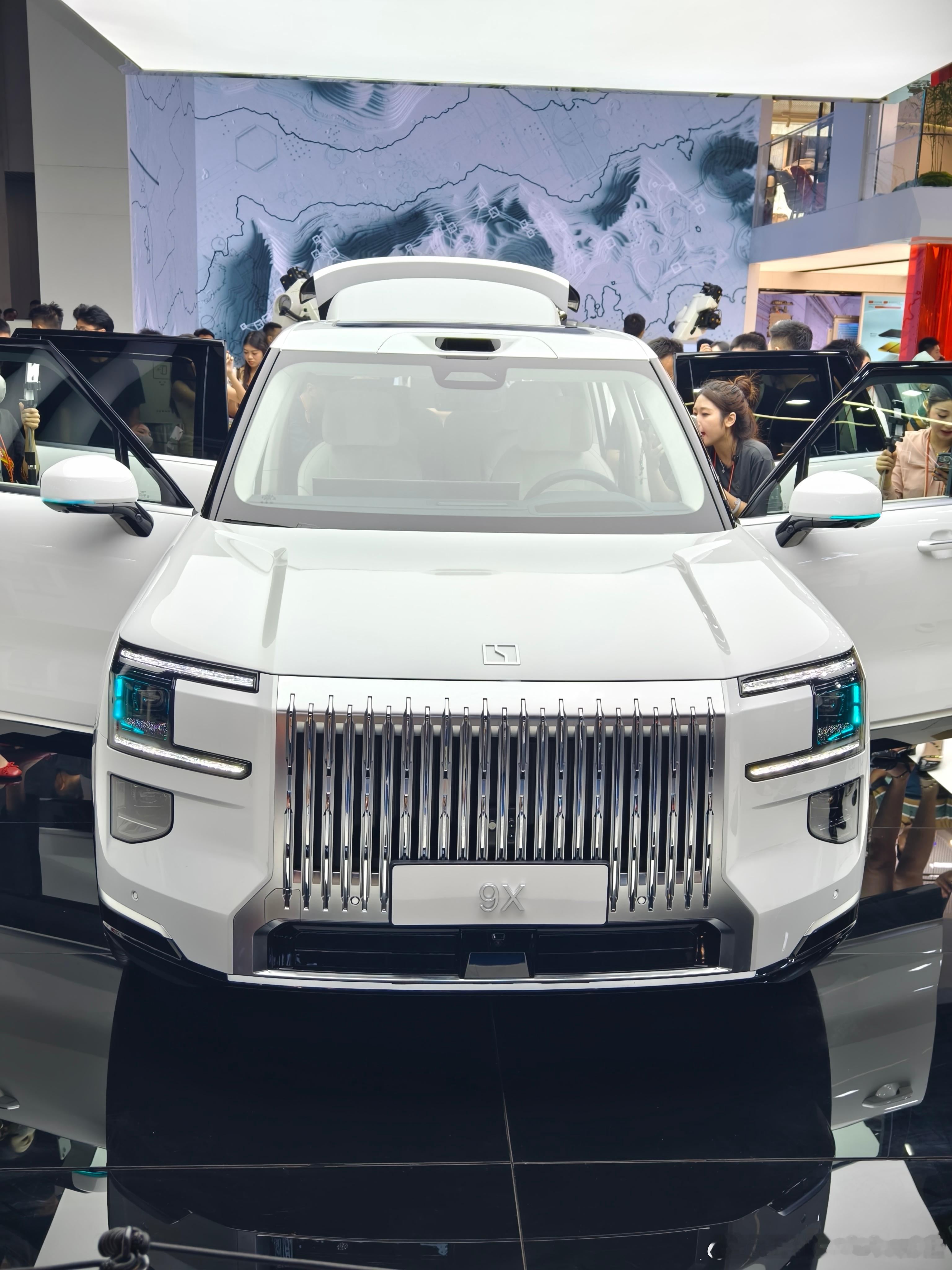 极氪9x，全尺寸SUV，首款插电混动旗舰SUV，极氪9X的车长超过5.2米，车宽