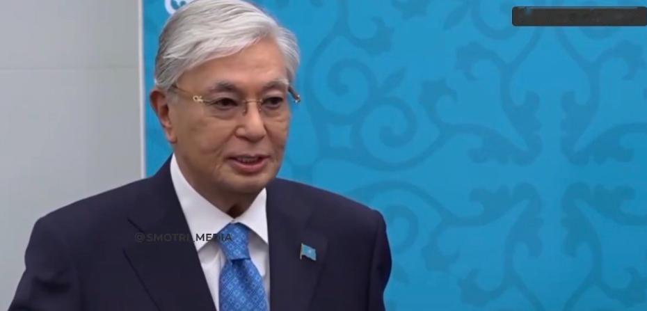 托卡耶夫这回没跟普京打太极。七月二十六号，俩人在克里姆林宫见面，当着普京的面，