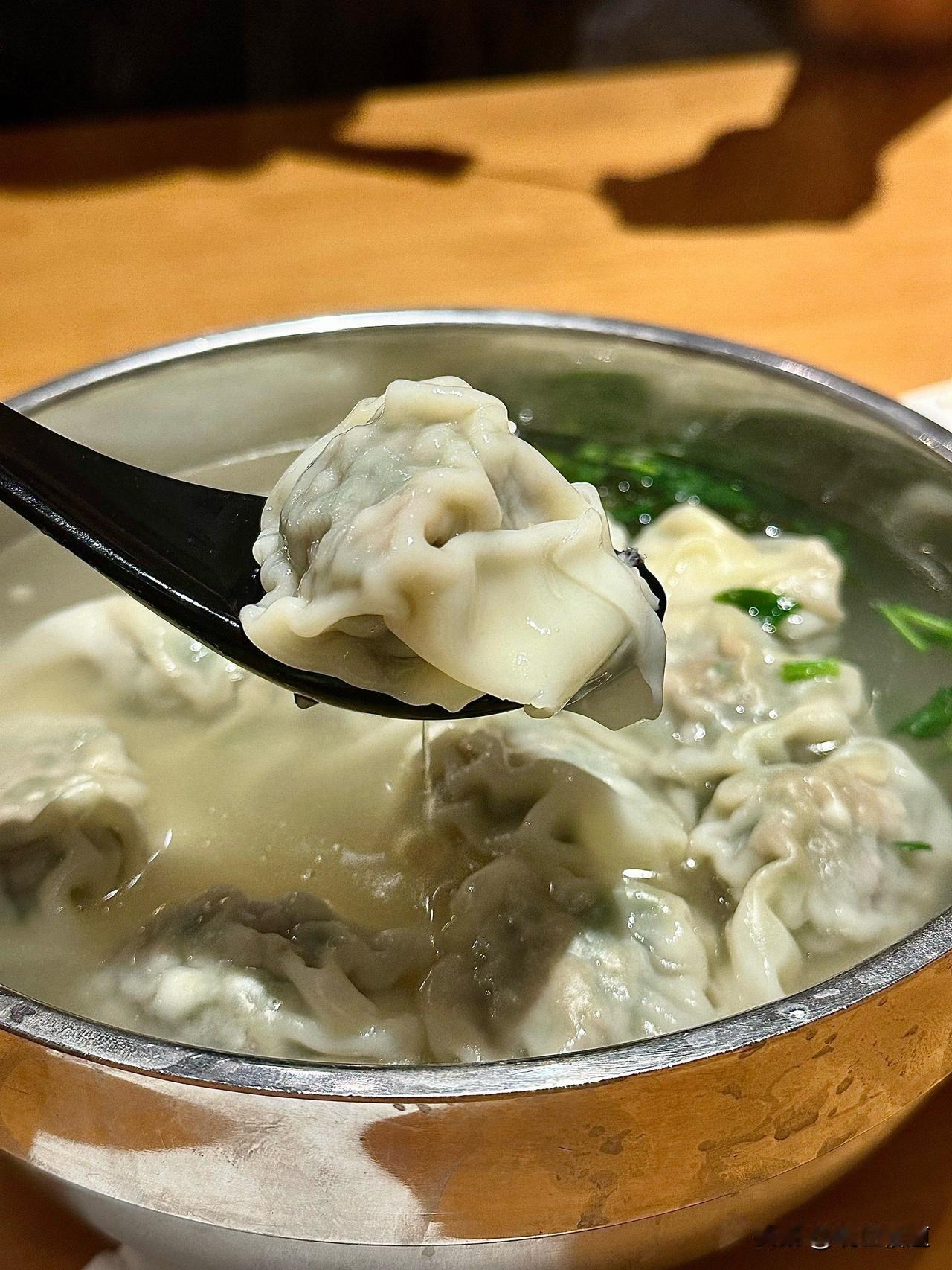 昨晚加班到十点多，饿得发慌，拐进巷口那家常去的小吃摊点了碗馄饨。吃完结账，1