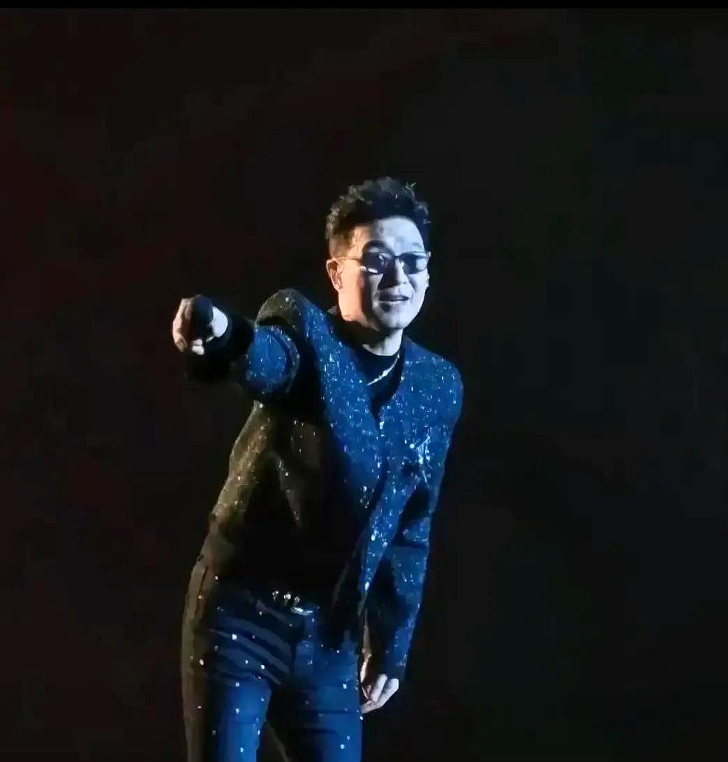 汪峰天津开唱，镜头扫到女友森林北坐前排。恋爱刚公开，本该是眼里只有对方的