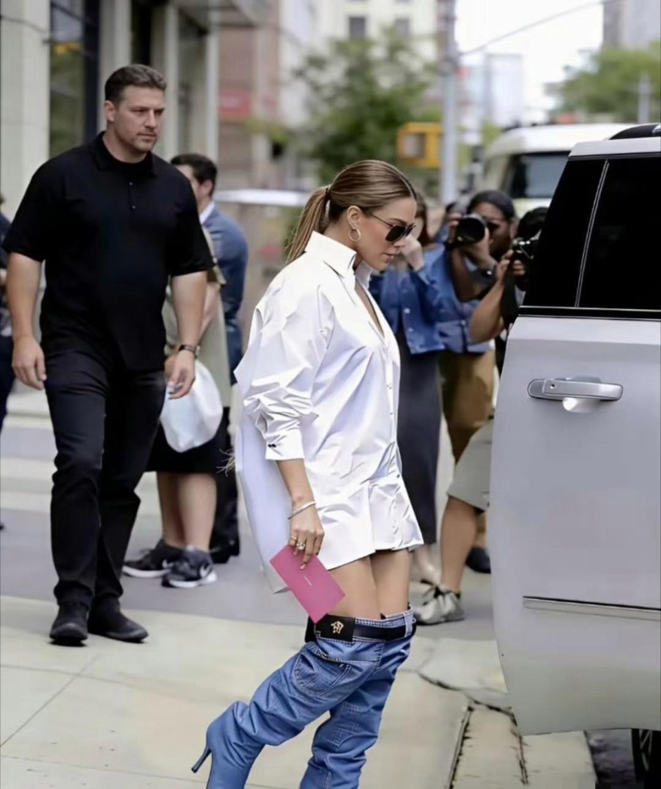 仔细一看，原来是一双靴子。