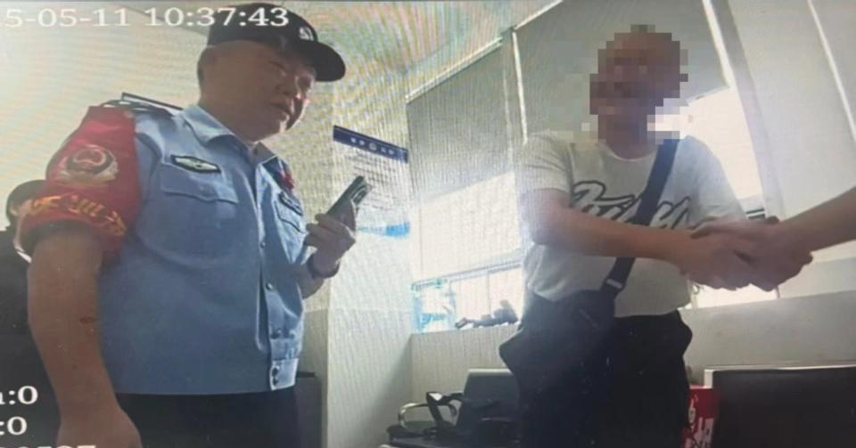 “这可太冤了！”湖南长沙，一大爷用手机扫乘车码买票，结果莫名其妙被扣了两笔钱，加