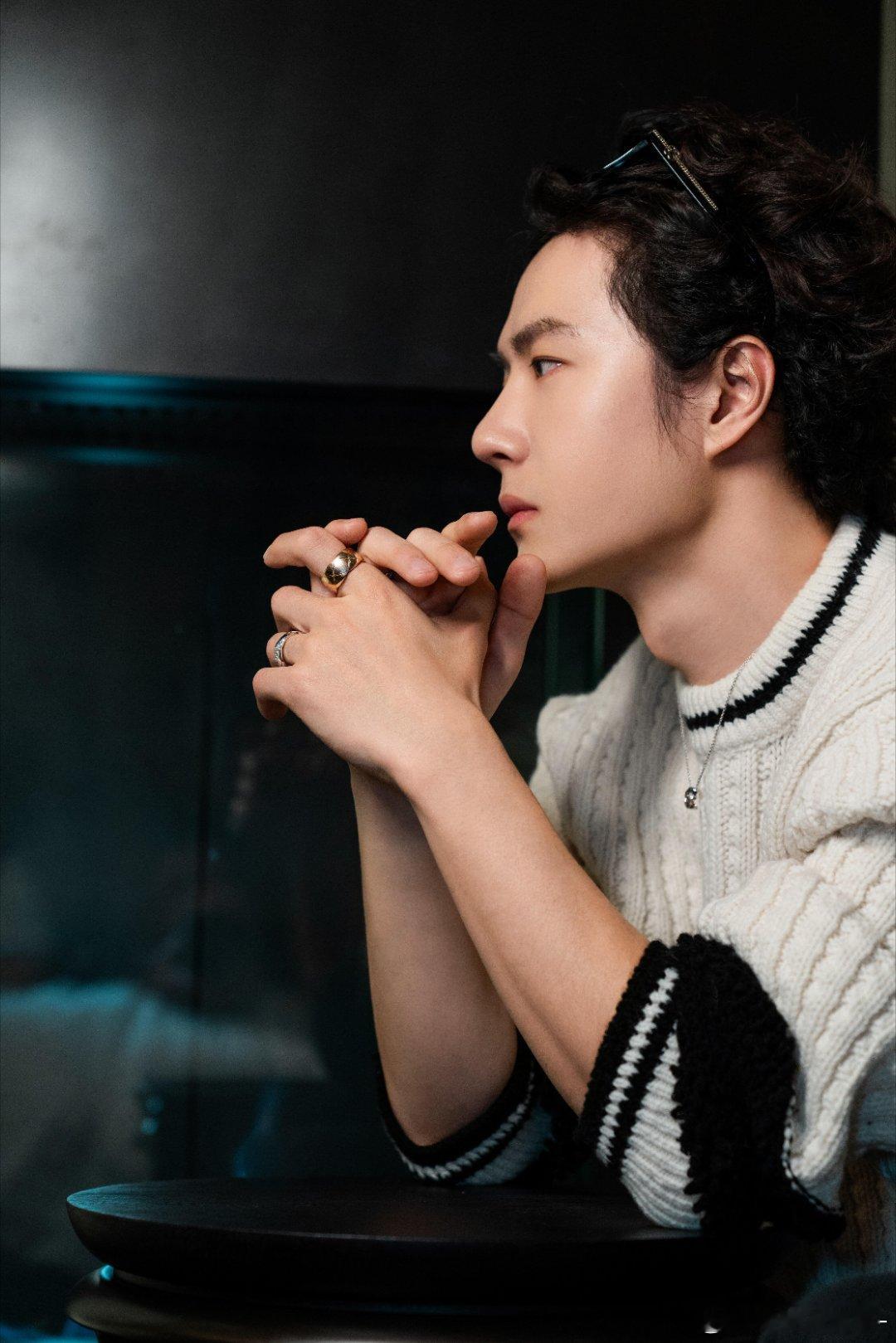 卧槽奥菲秀发的🍠王博他手上戴的是双戒！！！而且脖子上戴的是小月亮的项链还