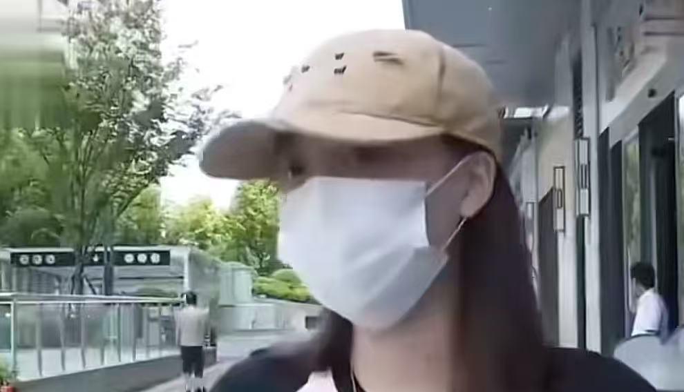 宠物店老板免费帮忙照看女子猫咪，女子旅游回来后发现没给猫洗澡索要赔偿！小伙贴脸开