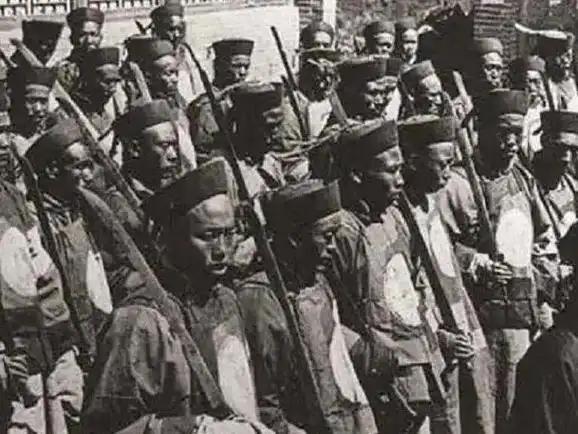八旗有多恐怖？汉人王朝搞了两千年，都没搞出这套体系1644年，满清入关的时候