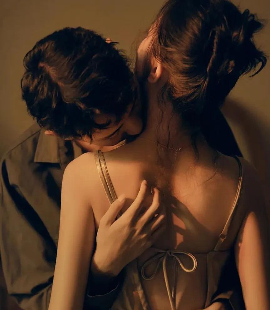 人过五十岁，才发现男人最抓狂的不是寒冬里漏风的窗户，也不是藏在袜子里被妻子翻出的