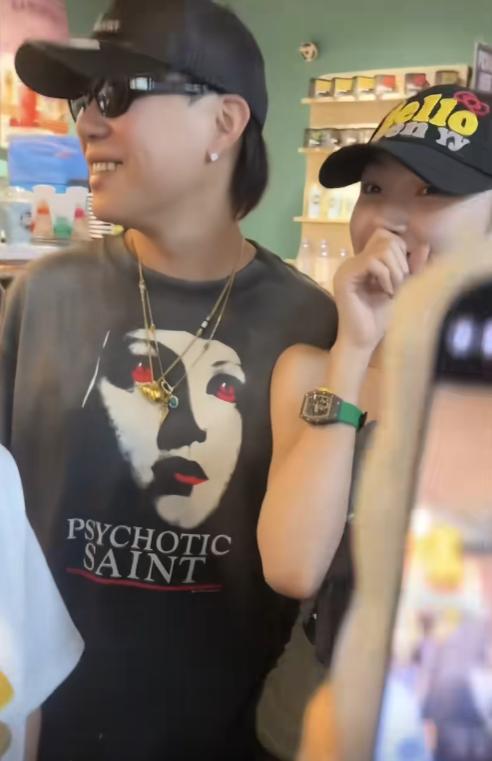 原来易梦玲跟胡彦斌在一起是真的近日，有网友在机场偶遇胡彦斌易梦玲在商场逛街，