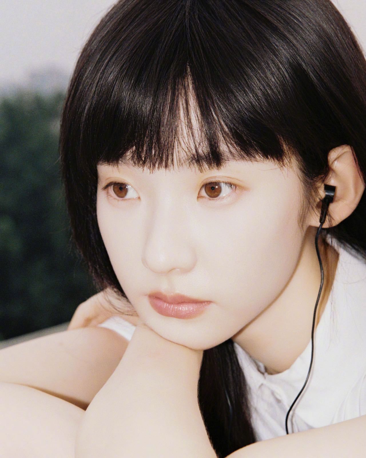   这套白色校服衬衫+黑长直+耳机写真，完全是青春疼痛小说照进现实！低头时耳机线