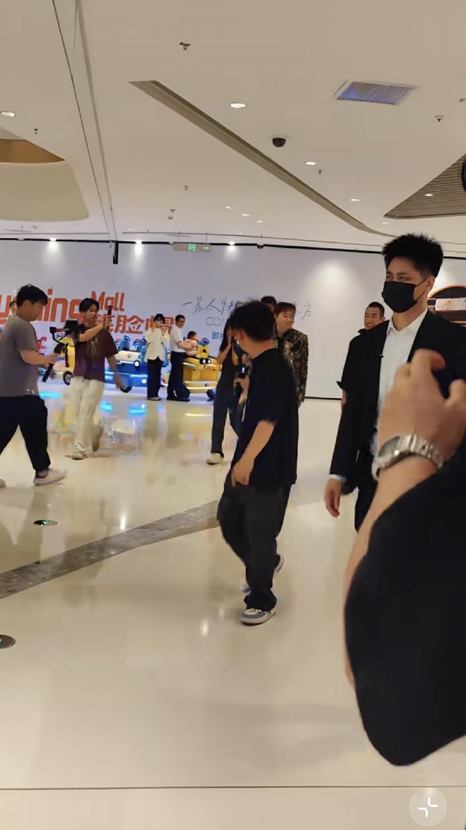 追觅CEO俞浩要火了，他在苏州中心首次直播居然这么受欢迎，他穿得跟迈克尔杰克逊似