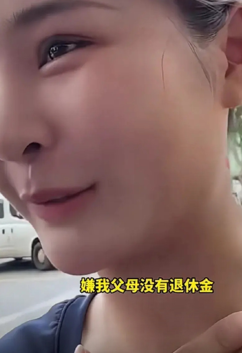 女生去相亲，因家庭被嫌弃！女生眼含泪水：“男方看中我本人了，后面聊到家庭，嫌弃