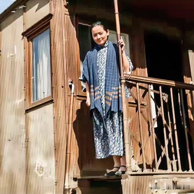 宋庆龄于1927年8月22日凌晨乔装成贫穷妇女，悄然离开上海莫利爱路的寓所。